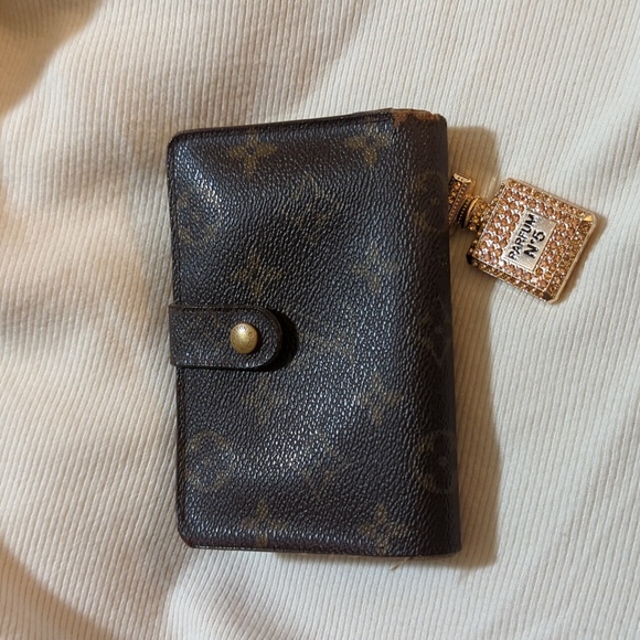 Authentic Louis Vuitton kiss snap wallet - Vintage oldie but goodie - Picture 1 of 14